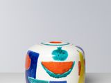un bol blanc orné d'un motif coloré, posé sur une table