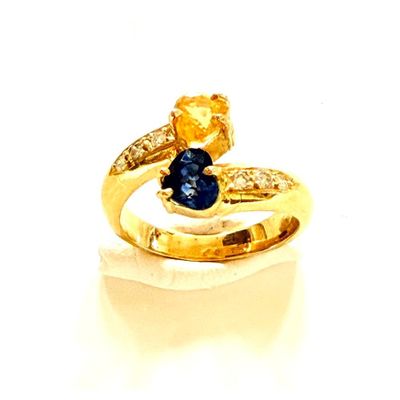 une photo d'une bague en or jaune sertie d'un saphir et de diamants
