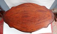Table guéridon de forme violonnée en noyer teinté et placage… (photo 2)