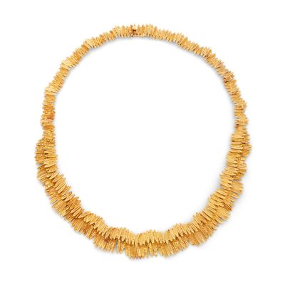 un collier composé de pépites d'or sur fond blanc