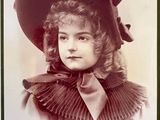 une vieille photo d'une femme portant un grand chapeau