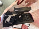 un clavier et une souris dans un sac posé par terre