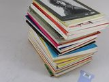 plusieurs livres empilés sur une table