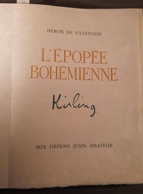 un livre sur lequel figure la photo d'une personne