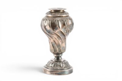 BOUGEOIR en métal argenté de forme balustre à décor torsadé …