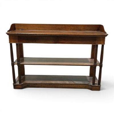 une vieille étagère en bois comportant trois tablettes
