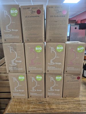 des boîtes empilées les unes sur les autres sur une table dans un magasin