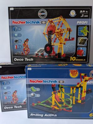 trois jouets en boîte comprenant un ferris, des montagnes russes, des montagnes russes, des montagnes russes et des montagnes russes