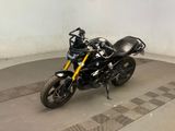 une moto qui est garée dans un parking