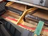 a close up of the inside of a piano
