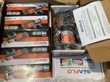 une boîte en carton remplie de nombreuses sortes de piles