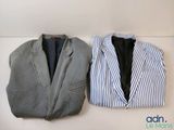 Deux chemises pour homme sont posées l'une à côté de l'autre sur une table