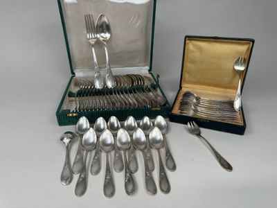 beaucoup d'argenterie dans un coffret sur une table