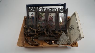 Un ensemble d'objets dont un petit paravent décoratif à quat… - Photo 1