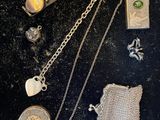 beaucoup de bijoux posés sur la table