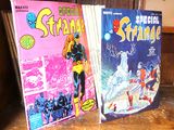 deux livres posés sur une table