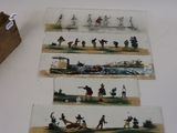 Plusieurs types de figurines miniatures sont exposés sur une table