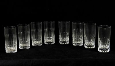 six verres sont disposés en cercle sur une surface noire