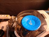 un aspirateur posé sur une table à côté d'un téléphone