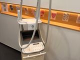 une photo d'une pièce dans laquelle se trouve une machine à laver