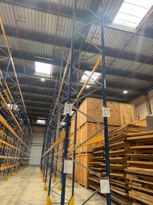 V15: Lot de racks comprenant environ 45 échelles + 130 lisse…