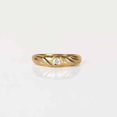 une bague en or jaune avec un diamant au centre