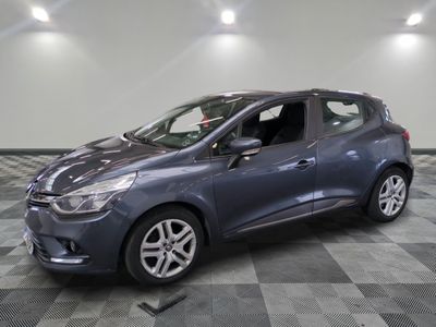 la voiture grise est garée sur un sol en damier dans le garage