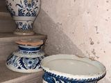 deux vases bleus et blancs posés sur un escalier