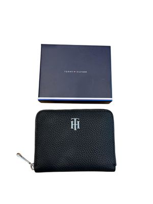un portefeuille en cuir noir orné d'un logo argenté sur le devant
