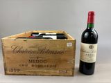 un coffret en bois contenant une bouteille de vin