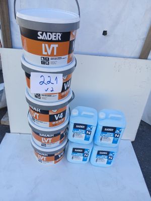 plusieurs seaux de peinture sont empilés les uns sur les autres