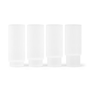 trois grands vases en verre posés les uns à côté des autres sur une surface blanche