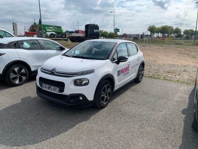 deux petites voitures garées l'une à côté de l'autre sur un parking