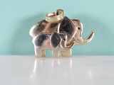 un éléphant coiffé d'un chapeau, posé sur une table