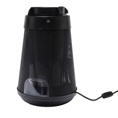 une image représentant une enceinte noire à laquelle est branché un chargeur