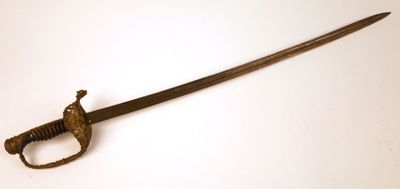 une vieille épée avec un manche en bois sur une surface blanche