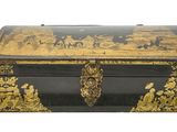 une boîte noire et dorée ornée de motifs dorés