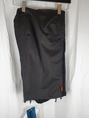 Le pantalon est suspendu au portant dans la chambre.