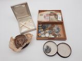 une boîte de pièces et une boîte de pièces posées sur une table