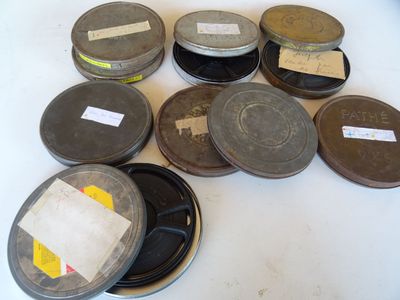 un grand nombre de boîtes de conserve posées sur une table