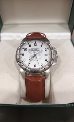 l'image d'une montre dans une boîte posée sur une table