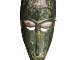 une image représentant un masque en bronze sur fond blanc