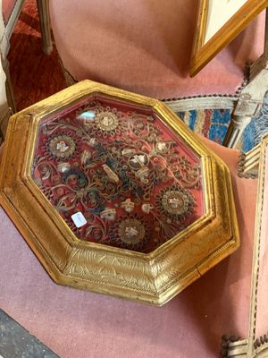 une table surmontée d'un miroir dans une pièce