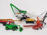 un ensemble de camions miniatures et une grue sur fond blanc