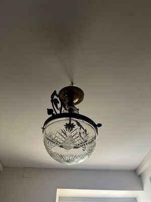 une lampe suspendue au plafond de la pièce