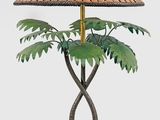 une lampe posée sur une table et munie d'un abat-jour