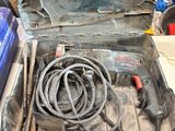 une boîte à outils avec un tas d'outils à l'intérieur
