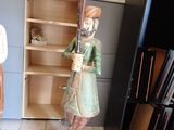 deux figurines qui se tiennent debout dans une pièce