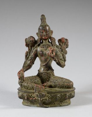 une image représentant une statue d'une femme assise sur un lotus