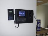 une photo d'un téléphone portable fixé au mur